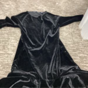 Soft velvet dress w ruffle on bottom